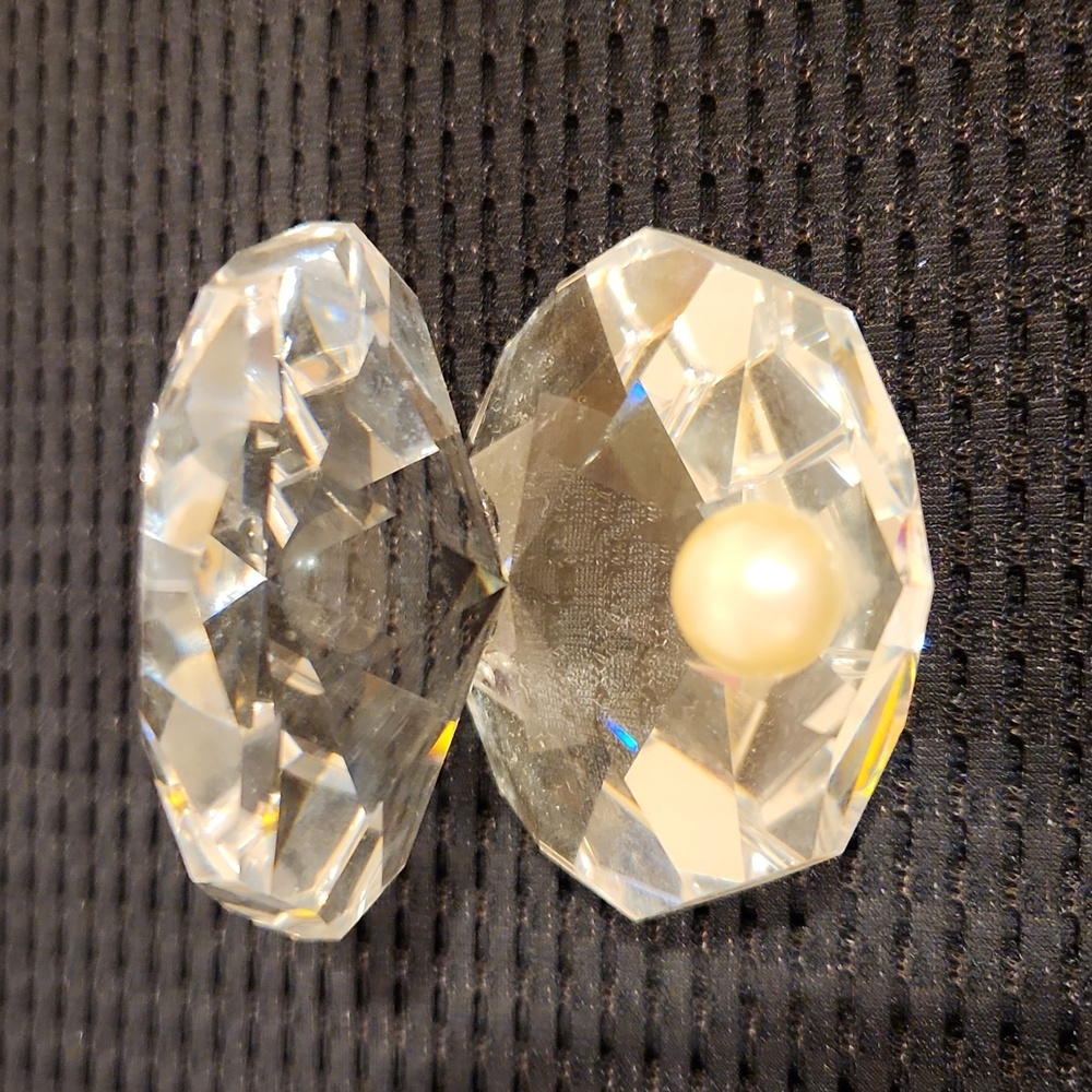 Crystal Clam Shell